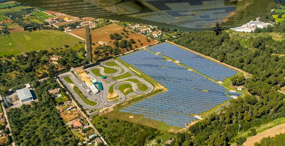 Luftaufnahme Can Picafort - Solar- Photovoltaik- Anlage und Go-Kart- Bahn in Can Picafort in Balearische Insel Mallorca, Spanien