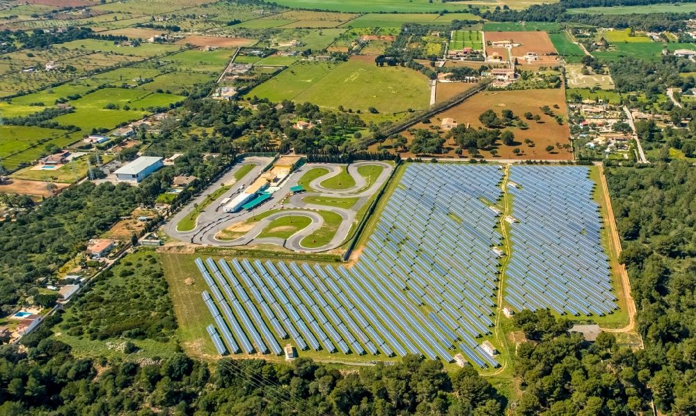 Can Picafort von oben - Solar- Photovoltaik- Anlage und Go-Kart- Bahn in Can Picafort in Balearische Insel Mallorca, Spanien