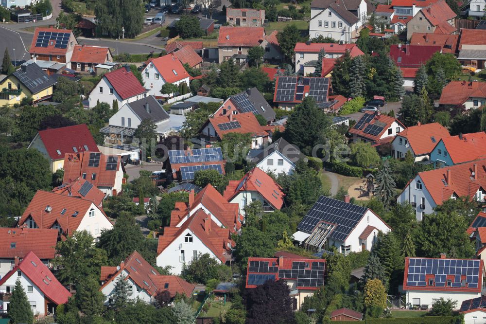 Luftaufnahme Riechheim - Solaranlagen auf den Dächern einer Einfamilienhaussiedlung in Riechheim im Bundesland Thüringen, Deutschland