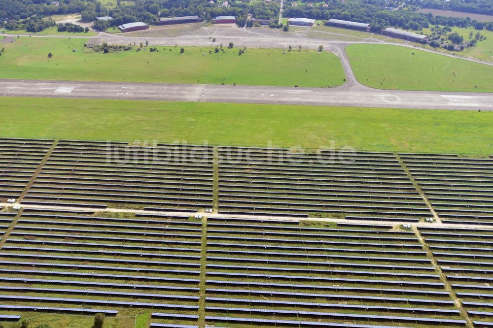 Werneuchen aus der Vogelperspektive: Solaranlagenfeld auf dem Flugplatz Werneuchen im Bundesland Brandenburg