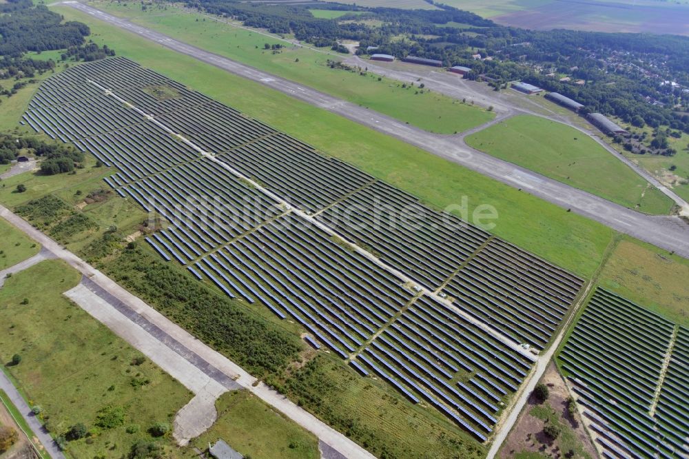 Luftbild Werneuchen - Solaranlagenfeld auf dem Flugplatz Werneuchen im Bundesland Brandenburg