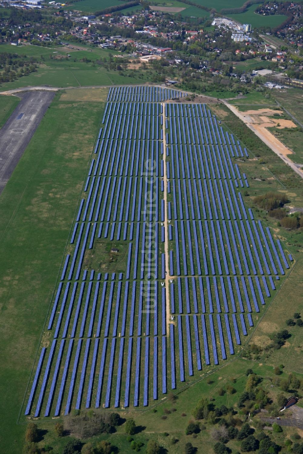 Luftbild Werneuchen - Solaranlagenfeld auf dem Flugplatz Werneuchen im Bundesland Brandenburg