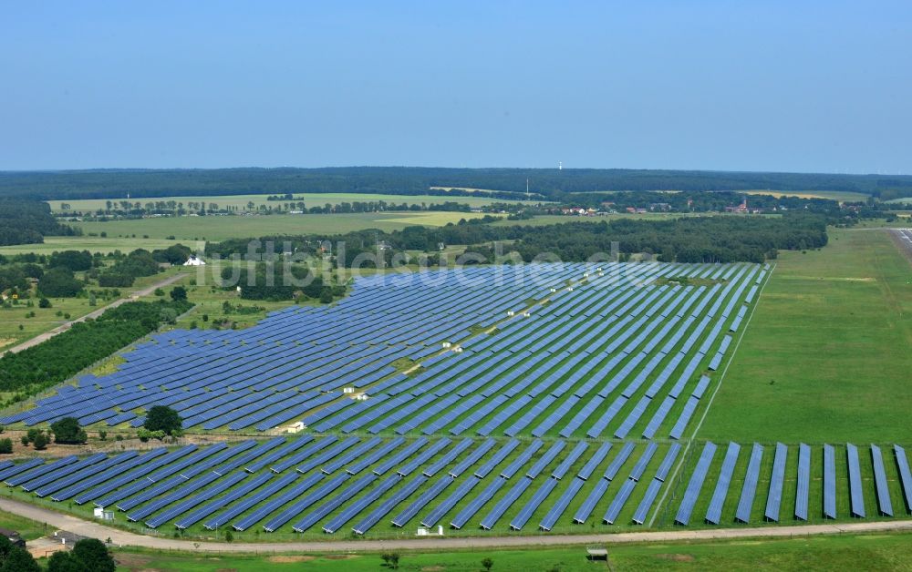 Luftaufnahme Werneuchen - Solaranlagenfeld auf dem Flugplatz Werneuchen im Bundesland Brandenburg