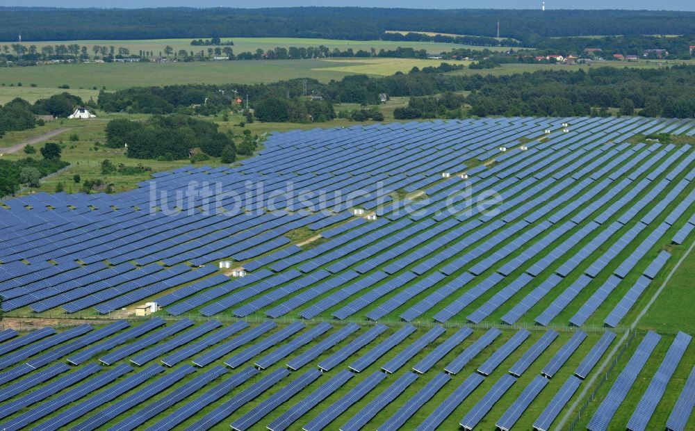 Werneuchen von oben - Solaranlagenfeld auf dem Flugplatz Werneuchen im Bundesland Brandenburg