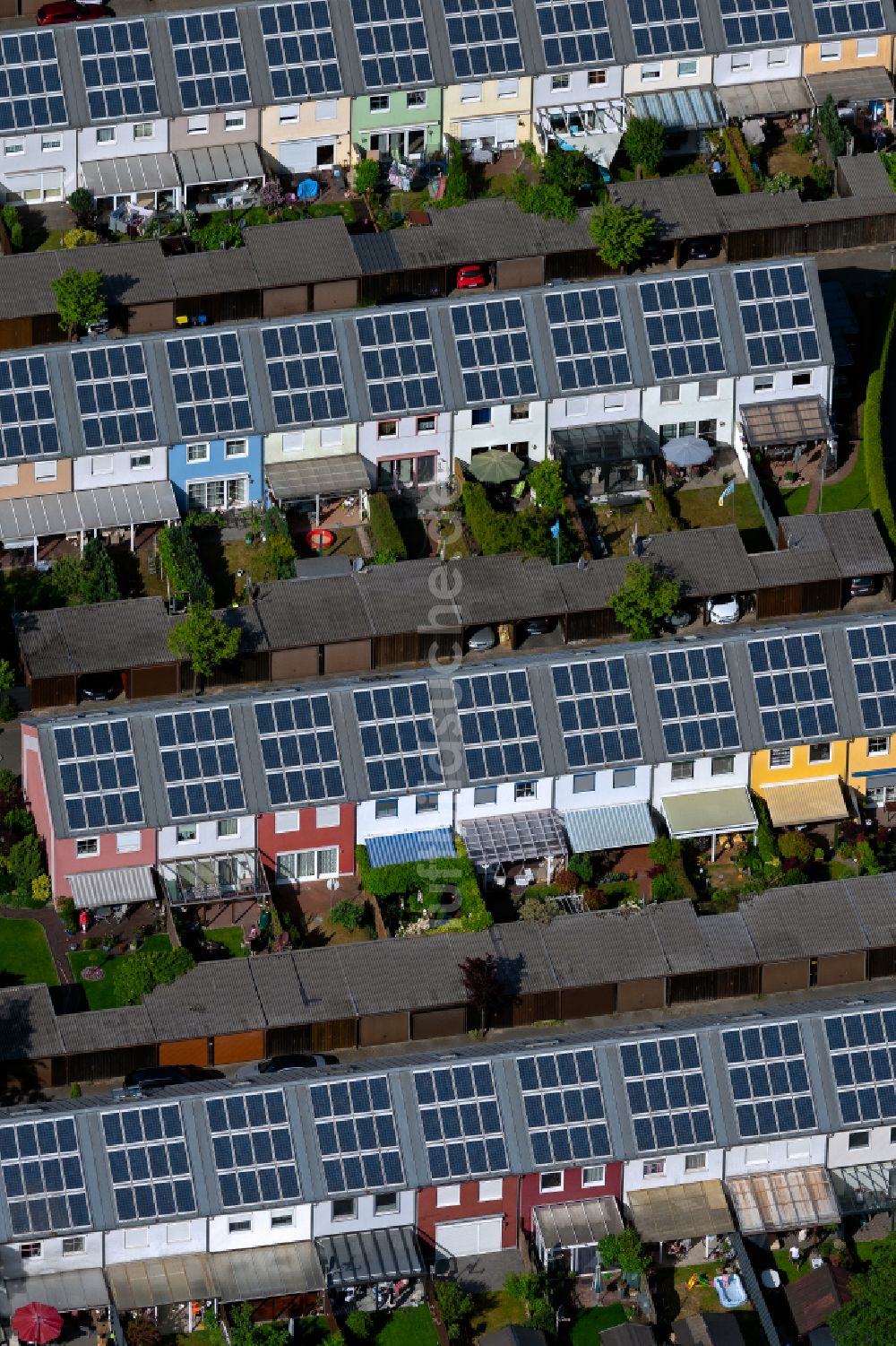 Bremen von oben - Solardächer im Wohngebiet einer Reihenhaus- Siedlung im Ortsteil Ohlenhof in Bremen, Deutschland
