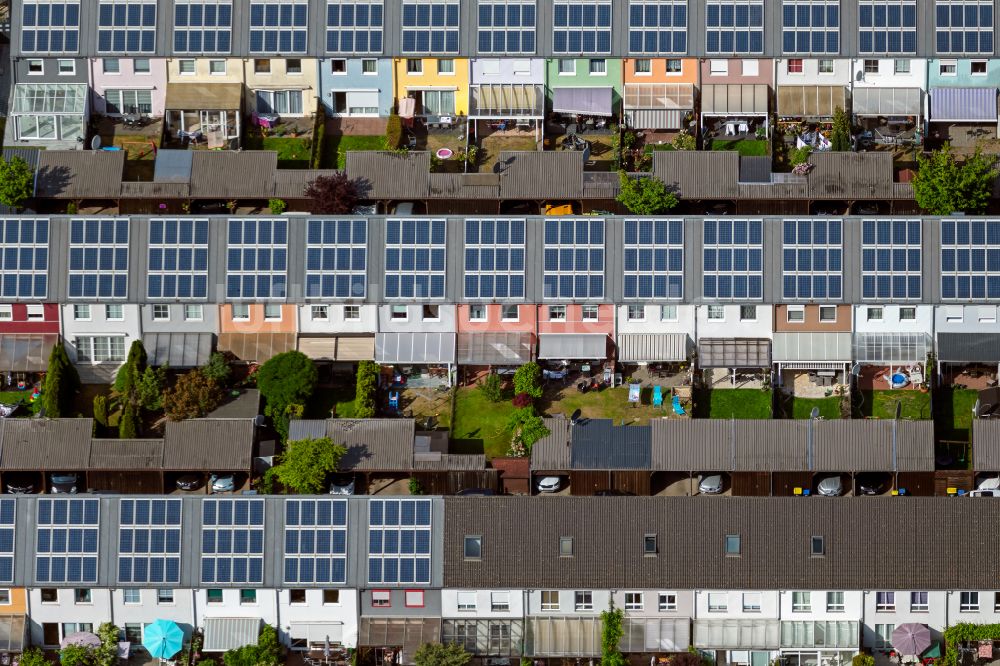 Luftbild Bremen - Solardächer im Wohngebiet einer Reihenhaus- Siedlung im Ortsteil Ohlenhof in Bremen, Deutschland