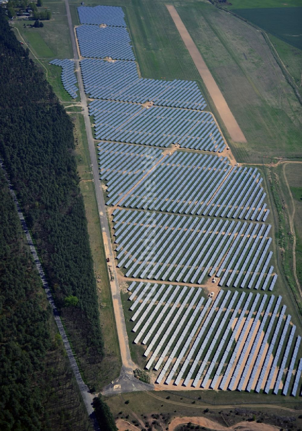 Luftbild Eggersdorf bei Müncheberg - Solarenergiepark / Solarpark / Solarkraftwerk am Flugplatz Eggersdorf im Bundesland Brandenburg