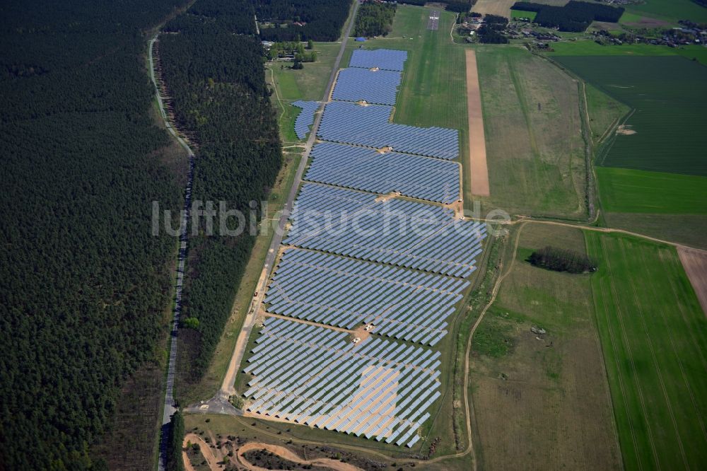 Eggersdorf bei Müncheberg von oben - Solarenergiepark / Solarpark / Solarkraftwerk am Flugplatz Eggersdorf im Bundesland Brandenburg