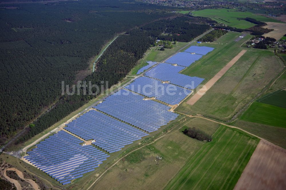 Eggersdorf bei Müncheberg aus der Vogelperspektive: Solarenergiepark / Solarpark / Solarkraftwerk am Flugplatz Eggersdorf im Bundesland Brandenburg