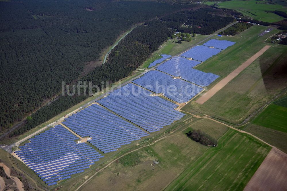 Luftbild Eggersdorf bei Müncheberg - Solarenergiepark / Solarpark / Solarkraftwerk am Flugplatz Eggersdorf im Bundesland Brandenburg