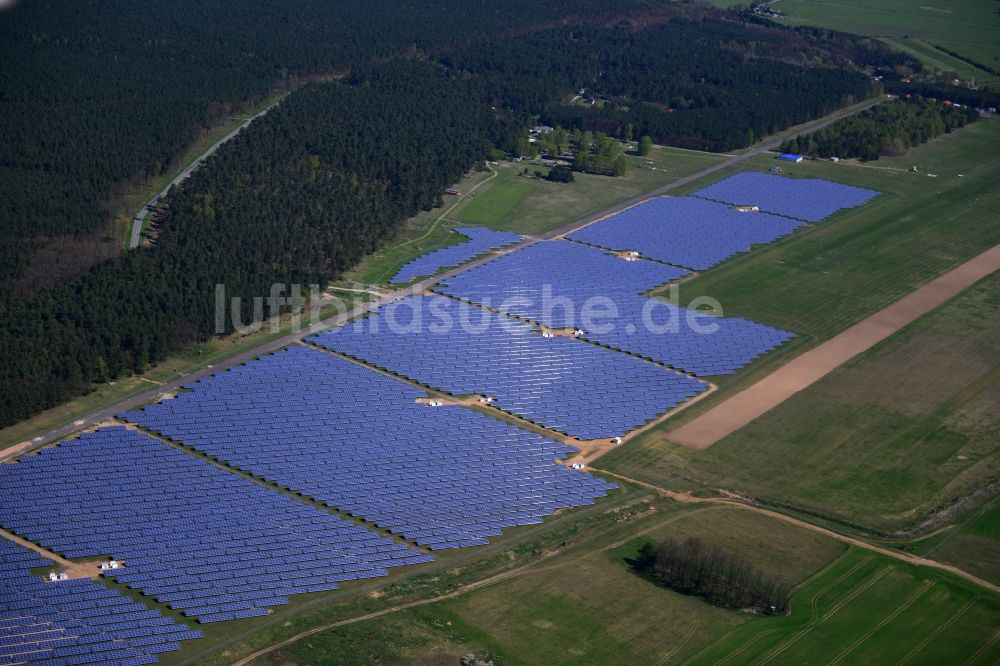 Luftaufnahme Eggersdorf bei Müncheberg - Solarenergiepark / Solarpark / Solarkraftwerk am Flugplatz Eggersdorf im Bundesland Brandenburg
