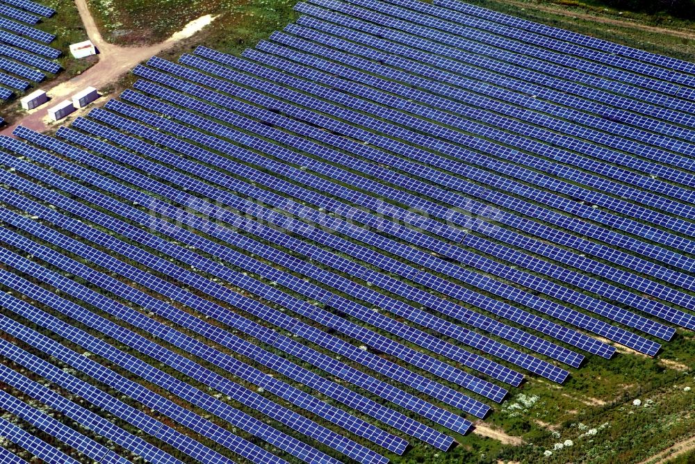 Landsberg OT Oppin aus der Vogelperspektive: Solarfeld - Solarkraftwerk bei Oppin, einem Stadtteil von Landsberg in Sachsen-Anhalt