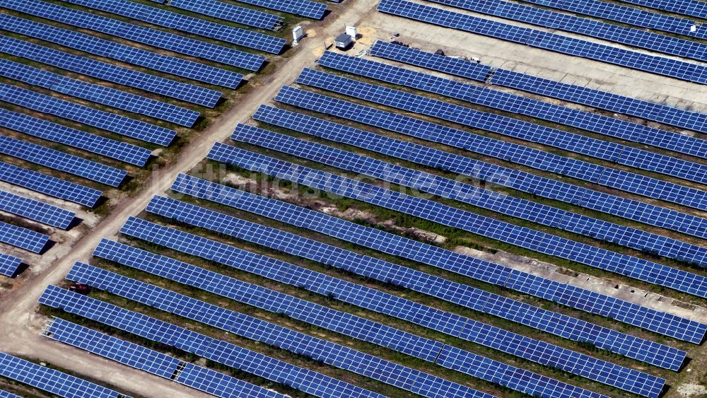 Luftaufnahme Landsberg OT Oppin - Solarfeld - Solarkraftwerk bei Oppin, einem Stadtteil von Landsberg in Sachsen-Anhalt