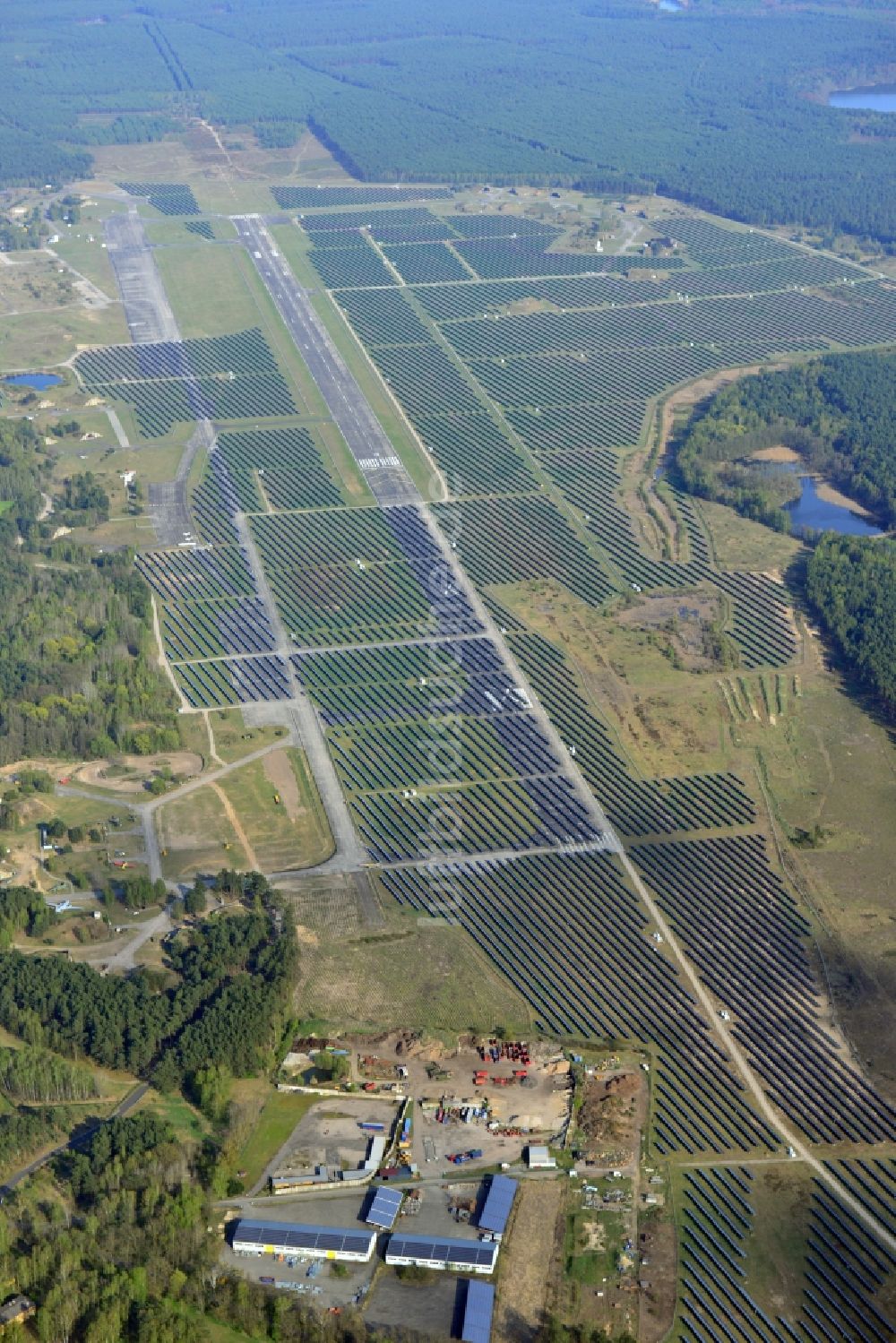 Eberswalde aus der Vogelperspektive: Solarfelder des Solarstrom-Kraftwerks auf dem Flugplatz Eberswalde-Finow im Bundeslöand Brandenburg