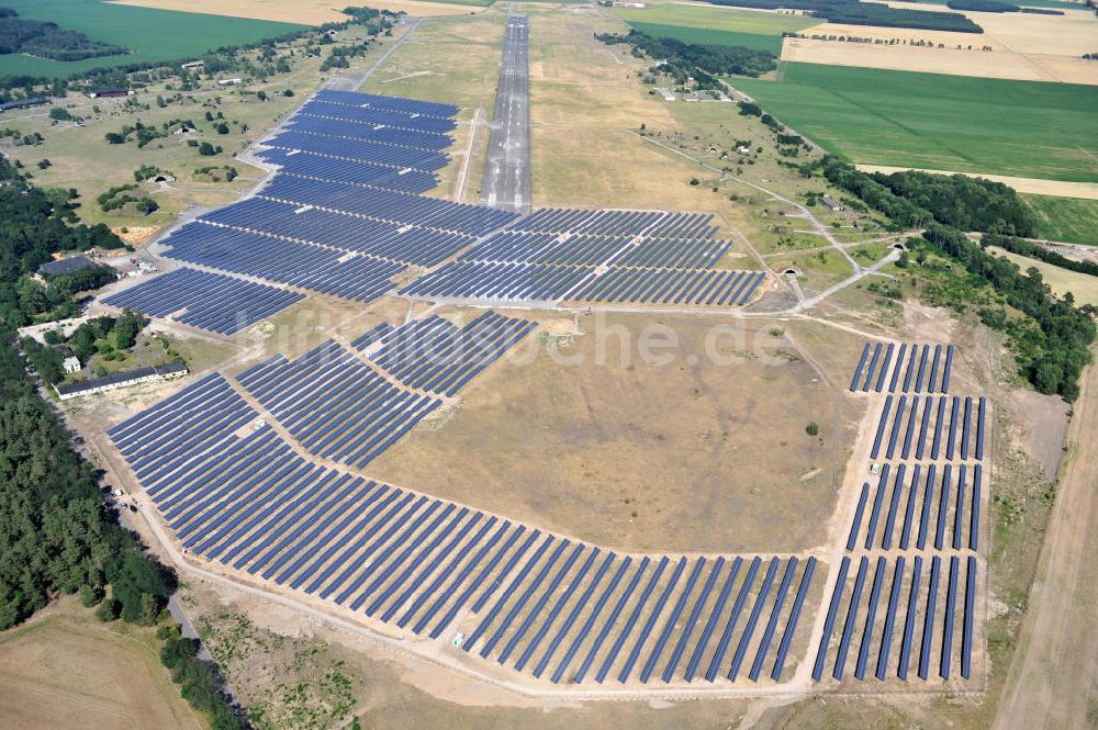 Zerbst von oben - Solarkraftwerk auf dem Flugplatz Zerbst in Sachsen-Anhalt
