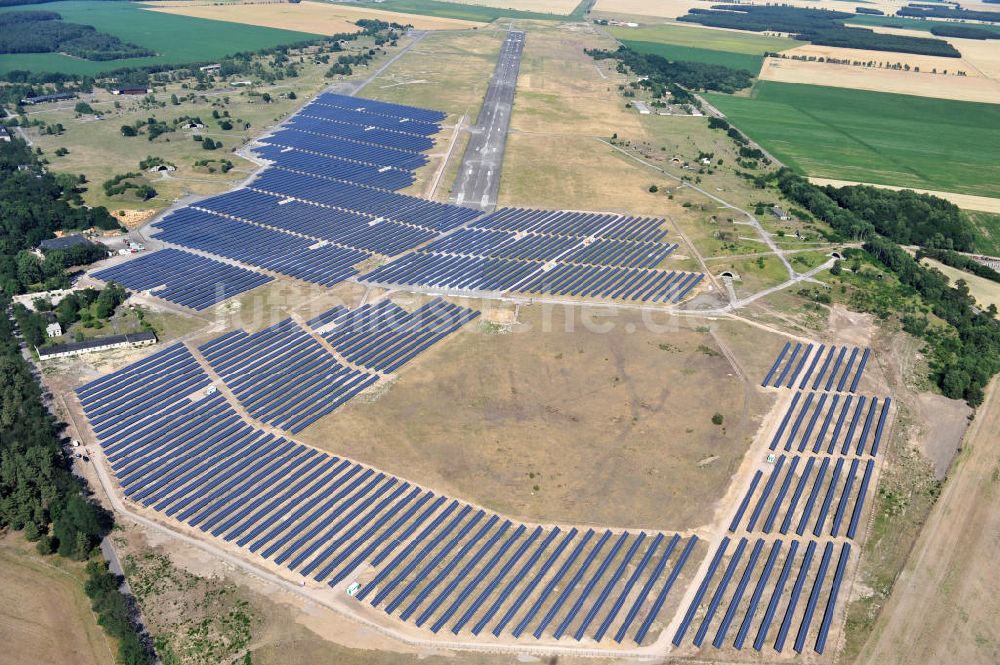 Zerbst aus der Vogelperspektive: Solarkraftwerk auf dem Flugplatz Zerbst in Sachsen-Anhalt