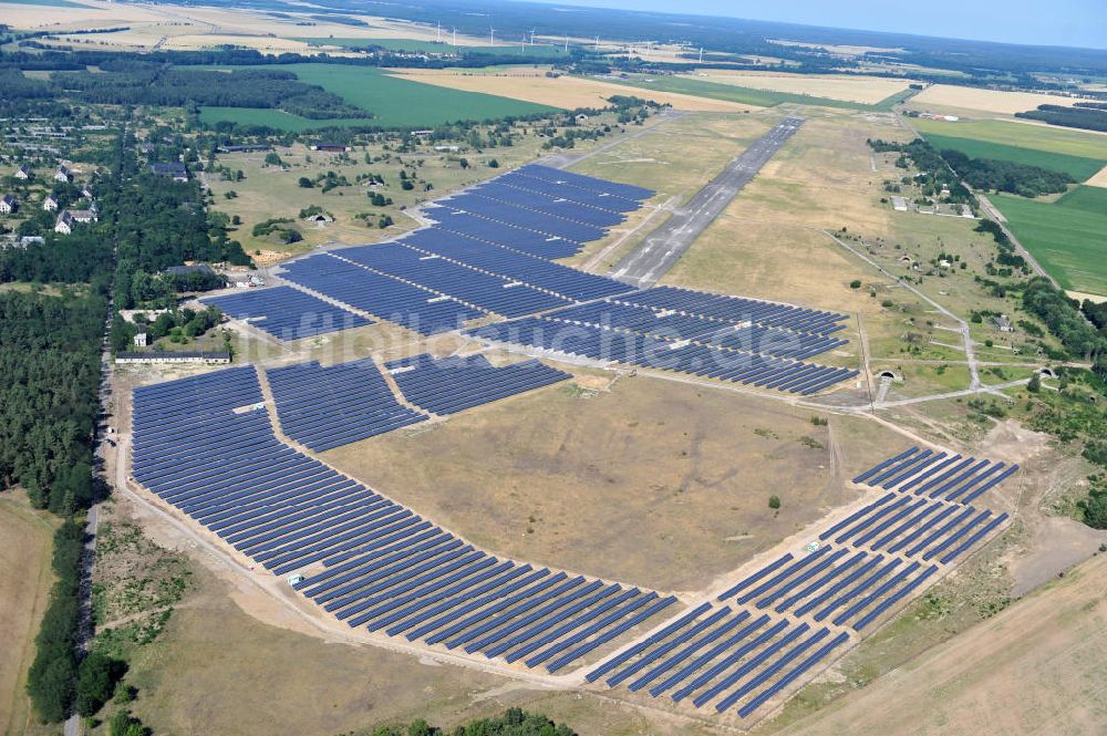 Luftbild Zerbst - Solarkraftwerk auf dem Flugplatz Zerbst in Sachsen-Anhalt