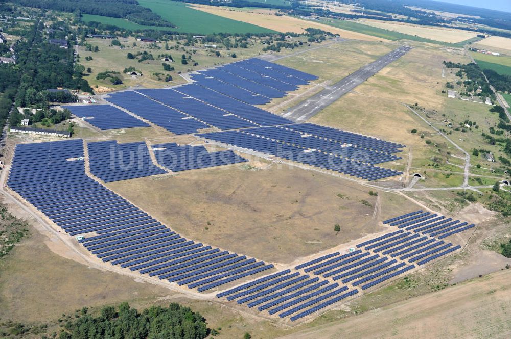 Luftaufnahme Zerbst - Solarkraftwerk auf dem Flugplatz Zerbst in Sachsen-Anhalt