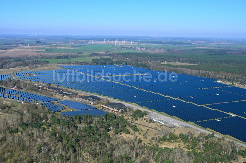 Luftbild Alt Daber - Solarkraftwerk und Photovoltaik- Anlagen auf dem alten Flugplatz in Alt Daber im Bundesland Brandenburg, Deutschland