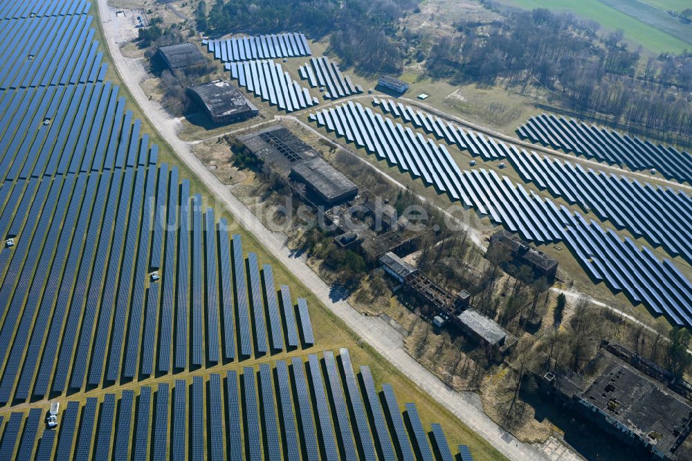 Alt Daber von oben - Solarkraftwerk und Photovoltaik- Anlagen auf dem alten Flugplatz in Alt Daber im Bundesland Brandenburg, Deutschland