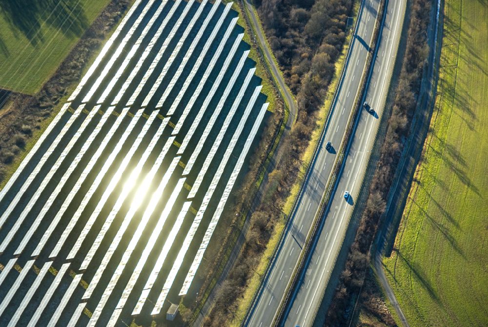 Enste von oben - Solarkraftwerk und Photovoltaik- Anlagen an der Autobahn BAB A46 in Enste im Bundesland Nordrhein-Westfalen, Deutschland