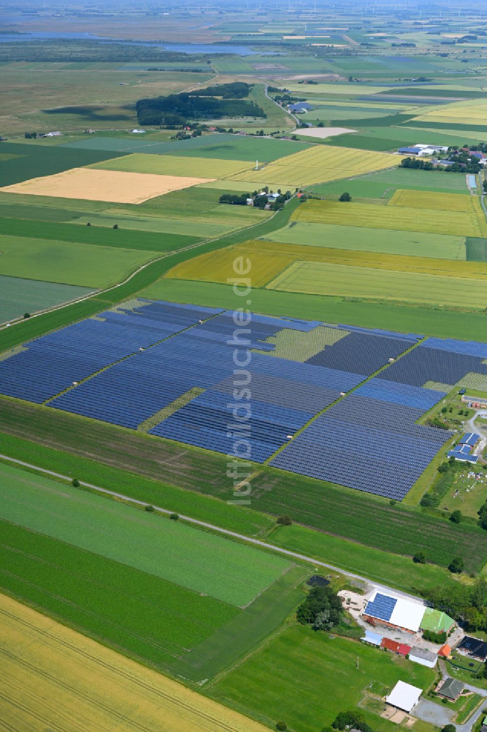 Busenwurth von oben - Solarkraftwerk und Photovoltaik- Anlagen der PV Betrieb Waste to Energy A UG & Co. KG in einem Feld in Busenwurth im Bundesland Schleswig-Holstein, Deutschland
