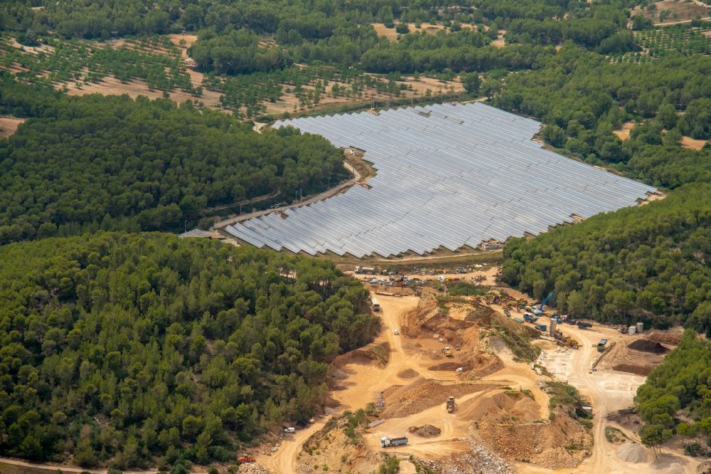 Costa de la Calma aus der Vogelperspektive: Solarkraftwerk und Photovoltaik- Anlagen in Costa de la Calma in Balearische Insel Mallorca, Spanien