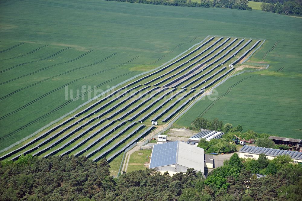 Luftaufnahme Dedelow - Solarkraftwerk und Photovoltaik- Anlagen am ehemaligen Flugplatz in Dedelow im Bundesland Brandenburg, Deutschland