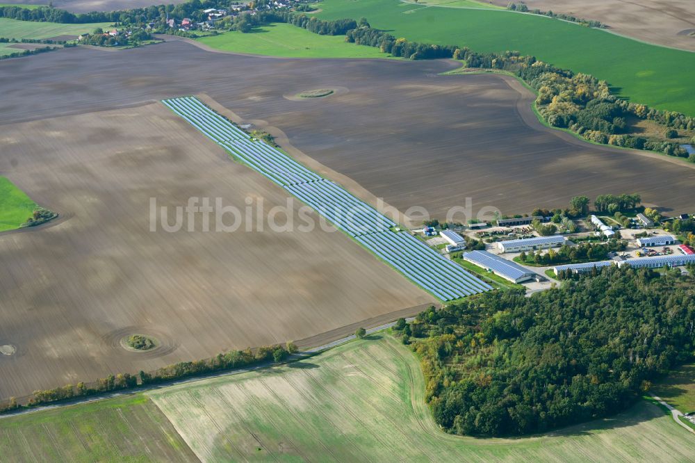 Luftbild Dedelow - Solarkraftwerk und Photovoltaik- Anlagen auf dem ehemaligen Flugplatz in Dedelow im Bundesland Brandenburg, Deutschland