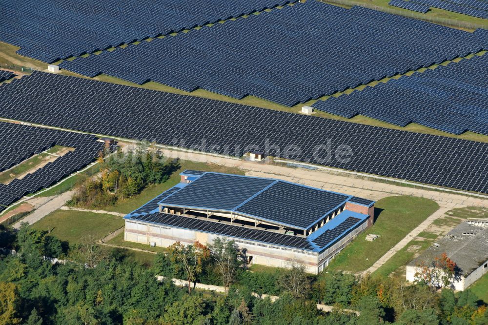 Fürstenwalde/Spree von oben - Solarkraftwerk und Photovoltaik- Anlagen auf dem ehemaligen Flugplatz in Fürstenwalde/Spree im Bundesland Brandenburg, Deutschland