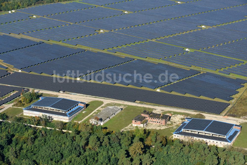 Fürstenwalde/Spree aus der Vogelperspektive: Solarkraftwerk und Photovoltaik- Anlagen auf dem ehemaligen Flugplatz in Fürstenwalde/Spree im Bundesland Brandenburg, Deutschland