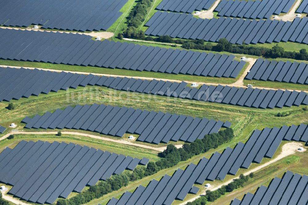 Luftaufnahme Aalbek - Solarkraftwerk und Photovoltaik- Anlagen in einem Feld in Aalbek im Bundesland Schleswig-Holstein, Deutschland