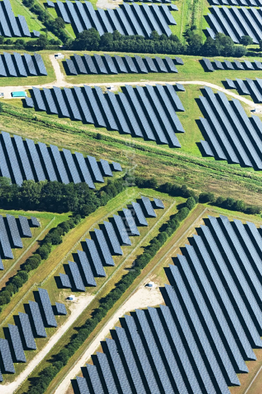 Luftbild Aalbek - Solarkraftwerk und Photovoltaik- Anlagen in einem Feld in Aalbek im Bundesland Schleswig-Holstein, Deutschland