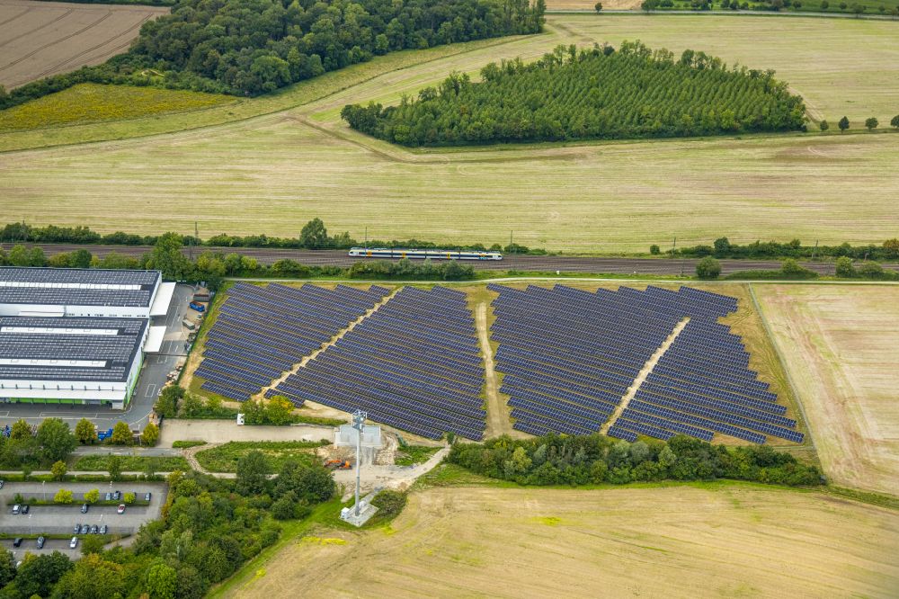 Luftaufnahme Ahlen - Solarkraftwerk und Photovoltaik- Anlagen in einem Feld in Ahlen im Bundesland Nordrhein-Westfalen, Deutschland