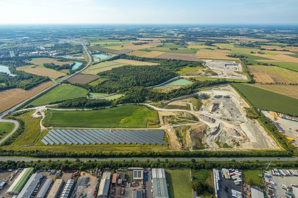 Beckum aus der Vogelperspektive: Solarkraftwerk und Photovoltaik- Anlagen in einem Feld in Beckum im Bundesland Nordrhein-Westfalen, Deutschland