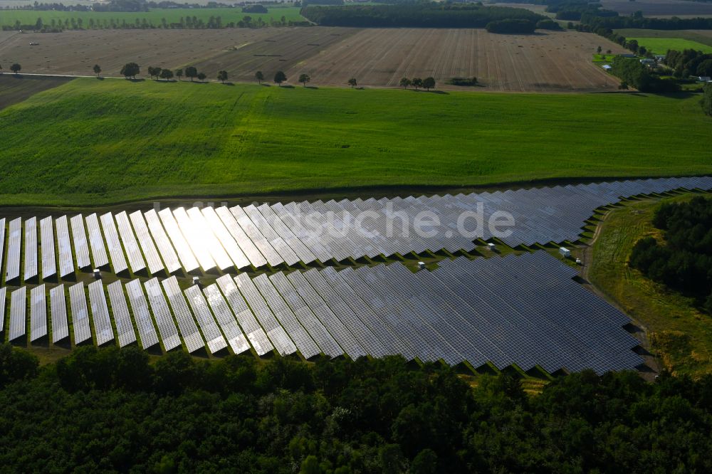 Drechow aus der Vogelperspektive: Solarkraftwerk und Photovoltaik- Anlagen in einem Feld in Drechow im Bundesland Mecklenburg-Vorpommern, Deutschland