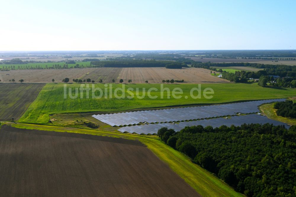 Luftaufnahme Drechow - Solarkraftwerk und Photovoltaik- Anlagen in einem Feld in Drechow im Bundesland Mecklenburg-Vorpommern, Deutschland