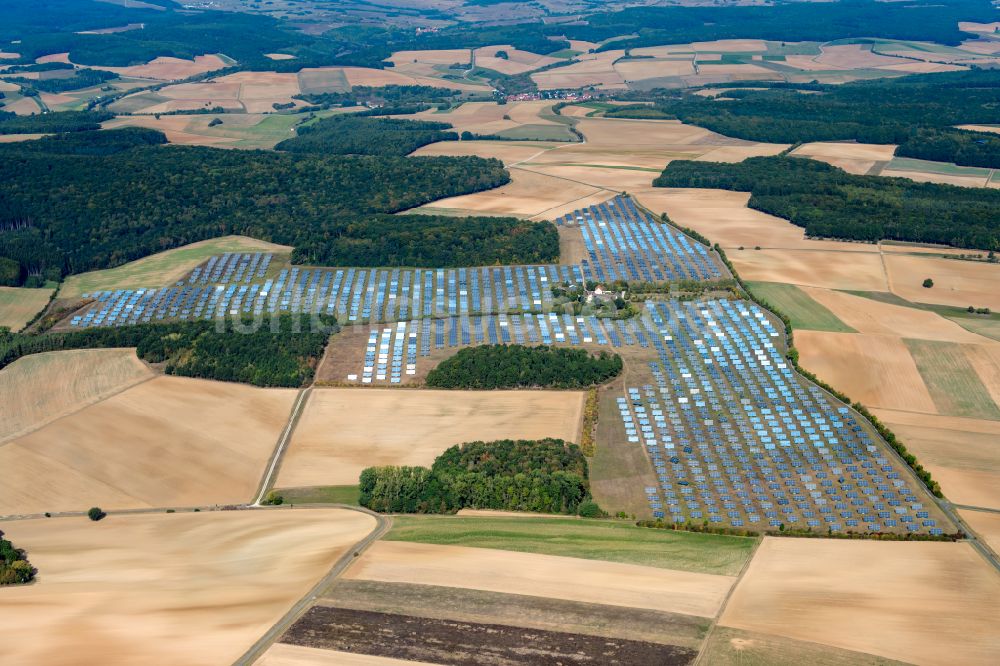 Erlasee von oben - Solarkraftwerk und Photovoltaik- Anlagen in einem Feld in Erlasee im Bundesland Bayern, Deutschland