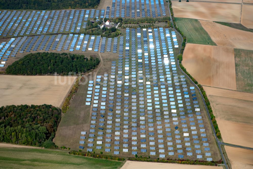 Erlasee aus der Vogelperspektive: Solarkraftwerk und Photovoltaik- Anlagen in einem Feld in Erlasee im Bundesland Bayern, Deutschland