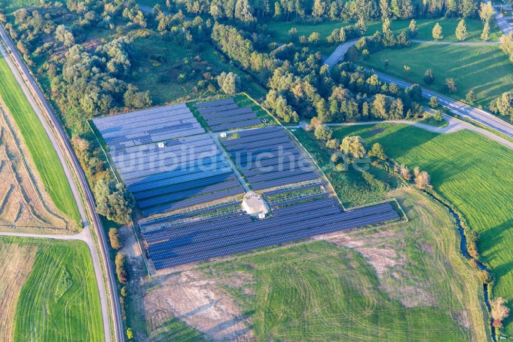Ertingen aus der Vogelperspektive: Solarkraftwerk und Photovoltaik- Anlagen in einem Feld in Ertingen im Bundesland Baden-Württemberg, Deutschland