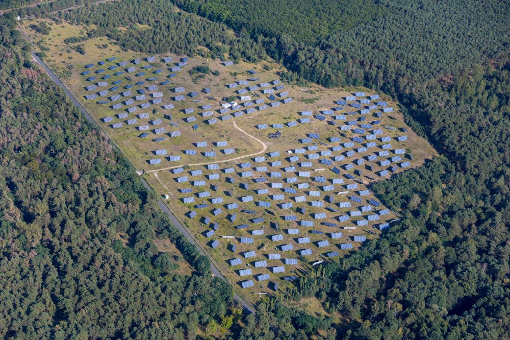 Luftbild Frohnsdorf - Solarkraftwerk und Photovoltaik- Anlagen in einem Feld in Frohnsdorf im Bundesland Brandenburg, Deutschland
