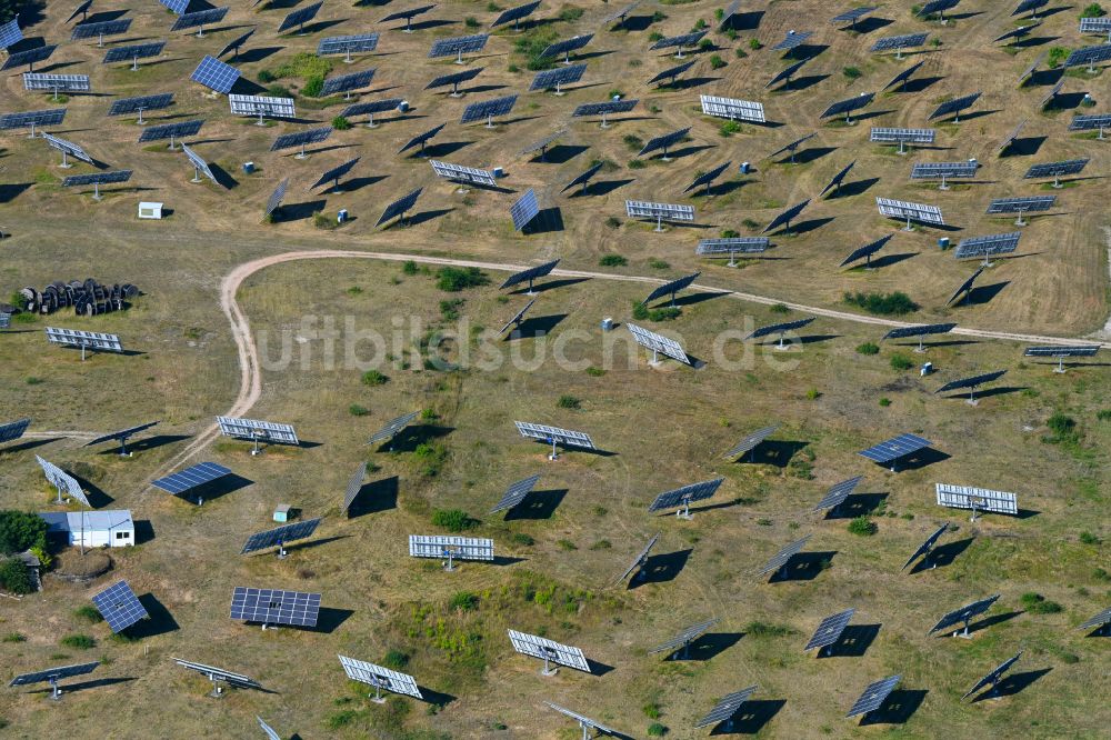 Frohnsdorf aus der Vogelperspektive: Solarkraftwerk und Photovoltaik- Anlagen in einem Feld in Frohnsdorf im Bundesland Brandenburg, Deutschland