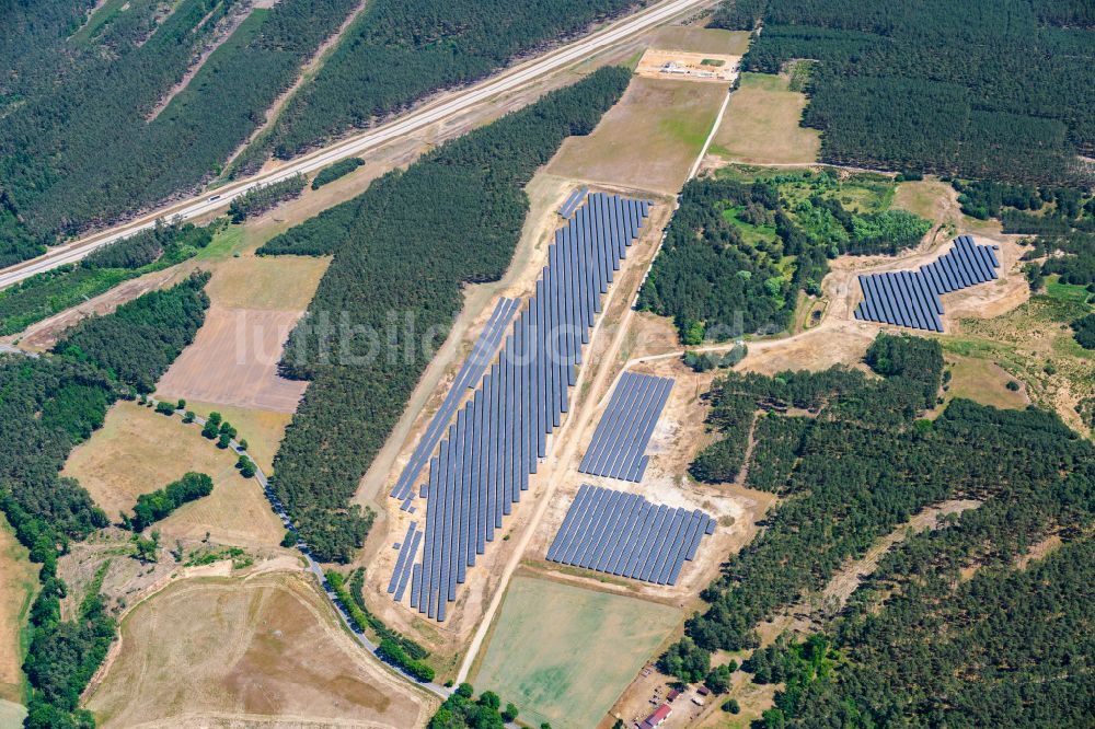 Luftbild Grabow - Solarkraftwerk und Photovoltaik- Anlagen in einem Feld in Grabow im Bundesland Mecklenburg-Vorpommern, Deutschland