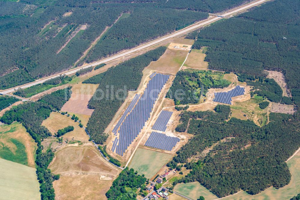 Luftaufnahme Grabow - Solarkraftwerk und Photovoltaik- Anlagen in einem Feld in Grabow im Bundesland Mecklenburg-Vorpommern, Deutschland
