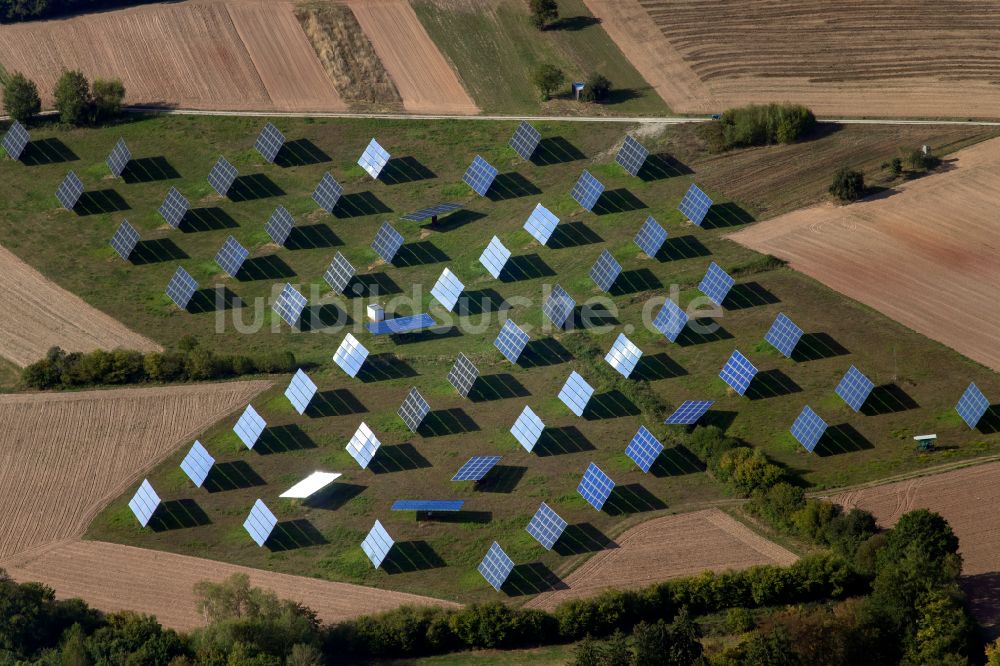 Luftaufnahme Gräfendorf - Solarkraftwerk und Photovoltaik- Anlagen in einem Feld in Gräfendorf im Bundesland Bayern, Deutschland