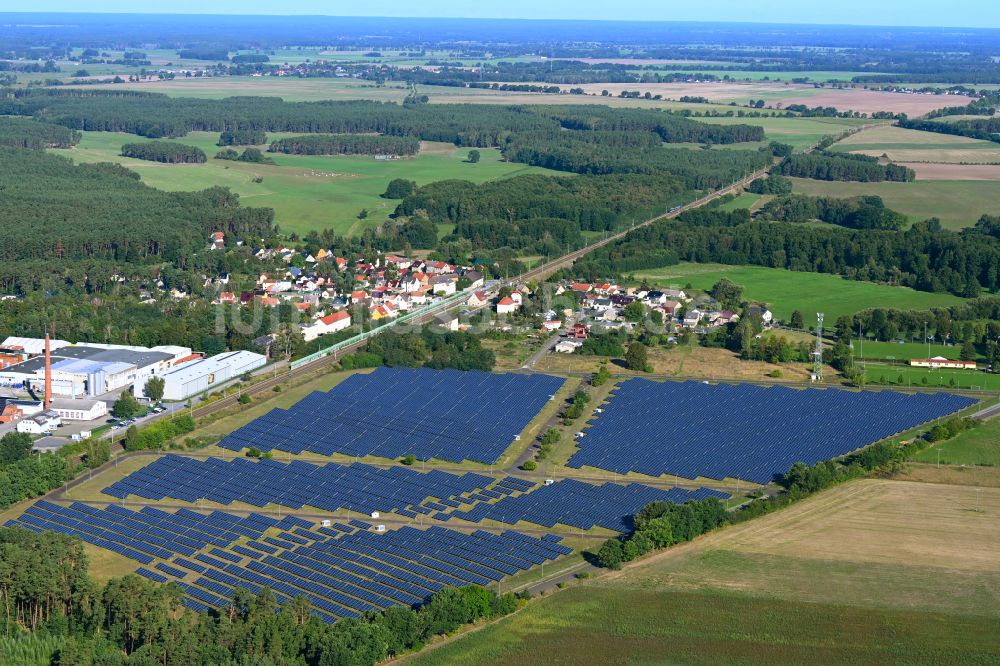Grüneberg aus der Vogelperspektive: Solarkraftwerk und Photovoltaik- Anlagen in einem Feld in Grüneberg im Bundesland Brandenburg, Deutschland