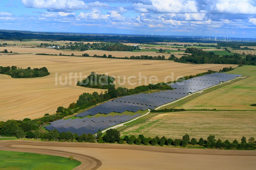 Luftbild Helpt - Solarkraftwerk und Photovoltaik- Anlagen in einem Feld in Helpt im Bundesland Mecklenburg-Vorpommern, Deutschland