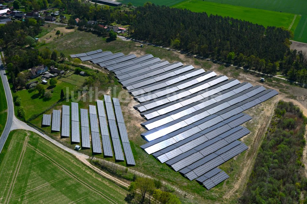 Luftbild Lohne - Solarkraftwerk und Photovoltaik- Anlagen in einem Feld in Lohne im Bundesland Sachsen-Anhalt, Deutschland