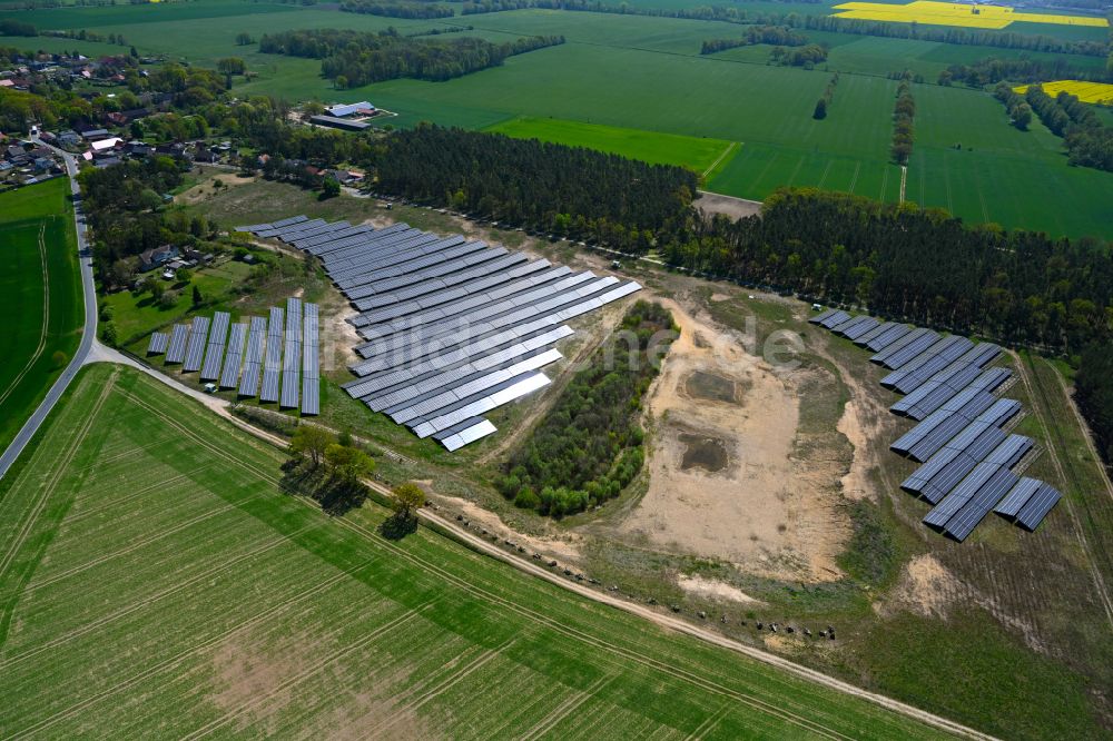 Luftaufnahme Lohne - Solarkraftwerk und Photovoltaik- Anlagen in einem Feld in Lohne im Bundesland Sachsen-Anhalt, Deutschland