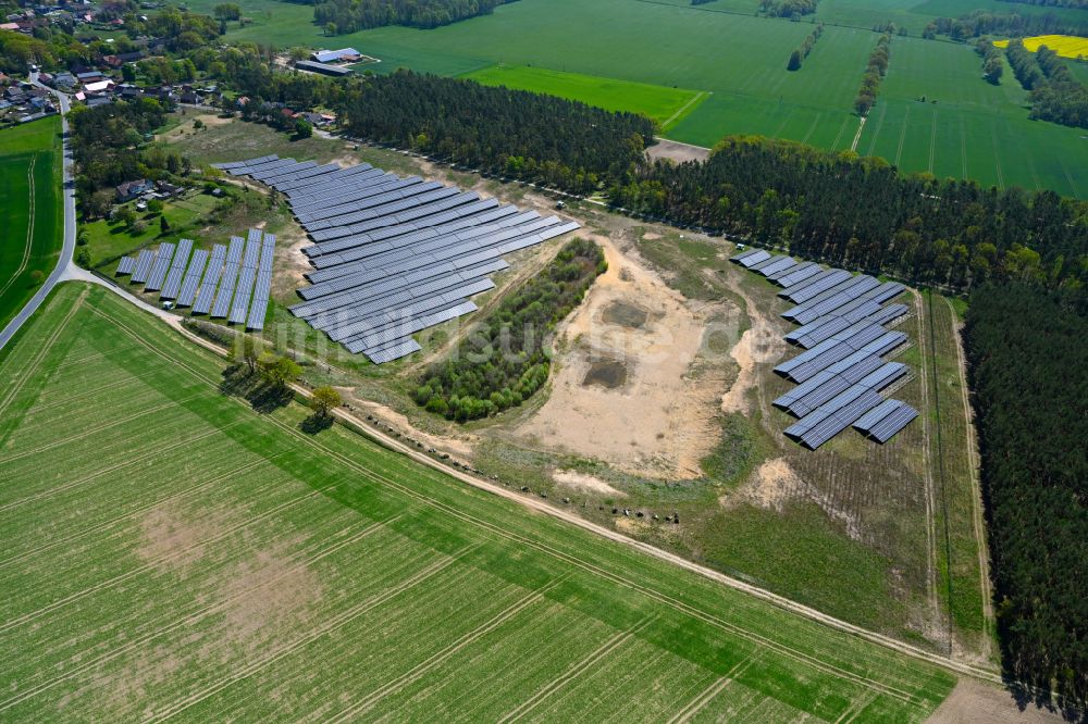 Lohne von oben - Solarkraftwerk und Photovoltaik- Anlagen in einem Feld in Lohne im Bundesland Sachsen-Anhalt, Deutschland